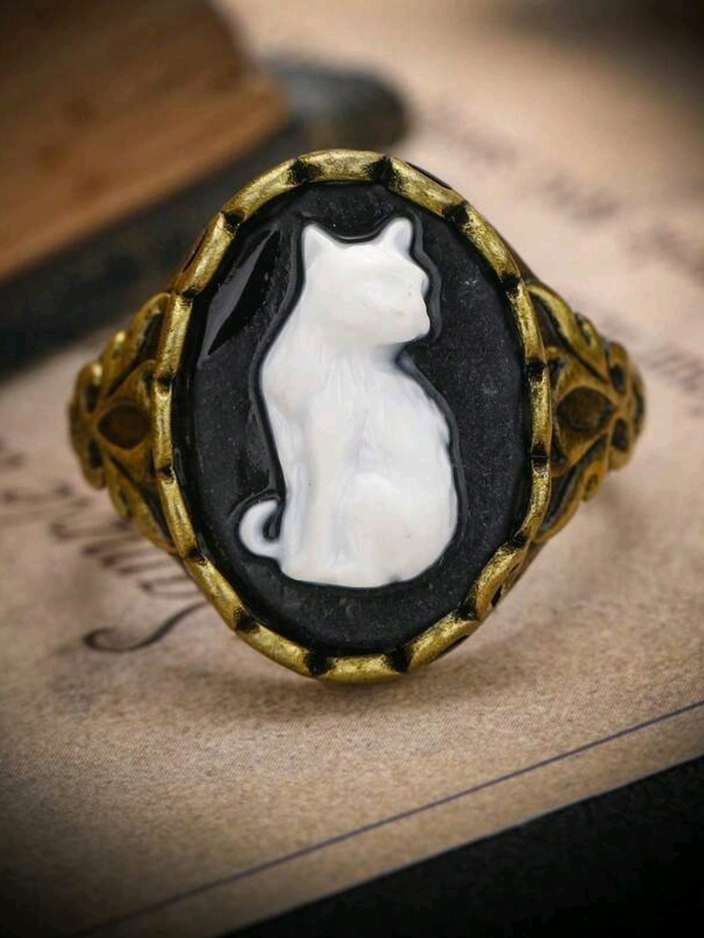 Vintage-Style Cat Cameo Ring in Black and White - Unbranded